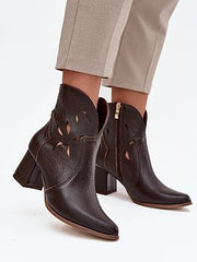 Γυναικεία δερμάτινα μποτάκια με σχέδιο δαντέλας
