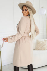 Manteau de transition avec ceinture et détails colorés