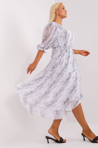 Plus Size φόρεμα με ζώνη σε άσπρο-μαύρο