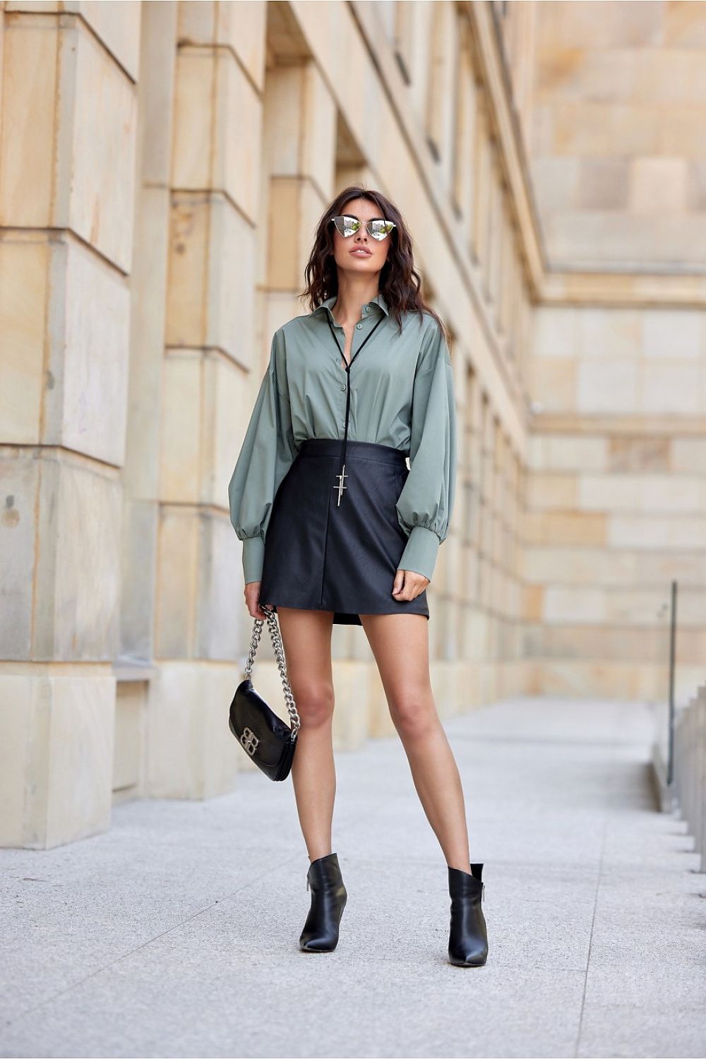 Elegant Green Shirt With Collar And Puffy Sleeves