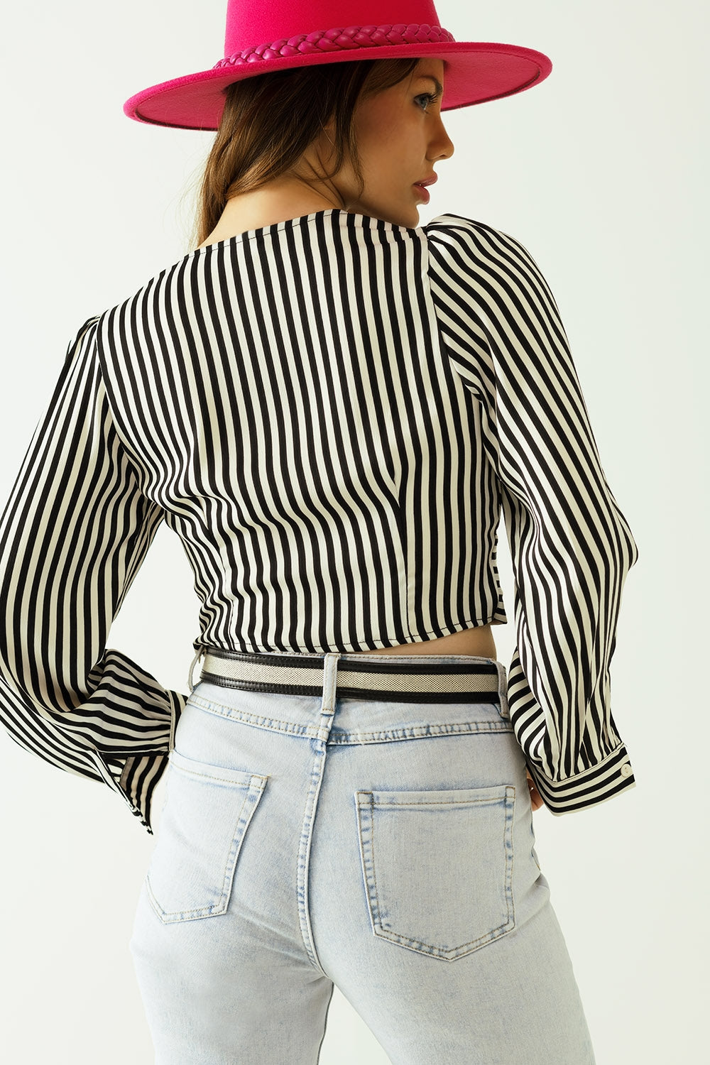 Ριγέ Crop Top με V-Λαιμόκοψη και Στριφτή Μπροστινή Όψη