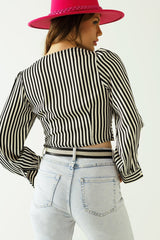 Ριγέ Crop Top με V-Λαιμόκοψη και Στριφτή Μπροστινή Όψη