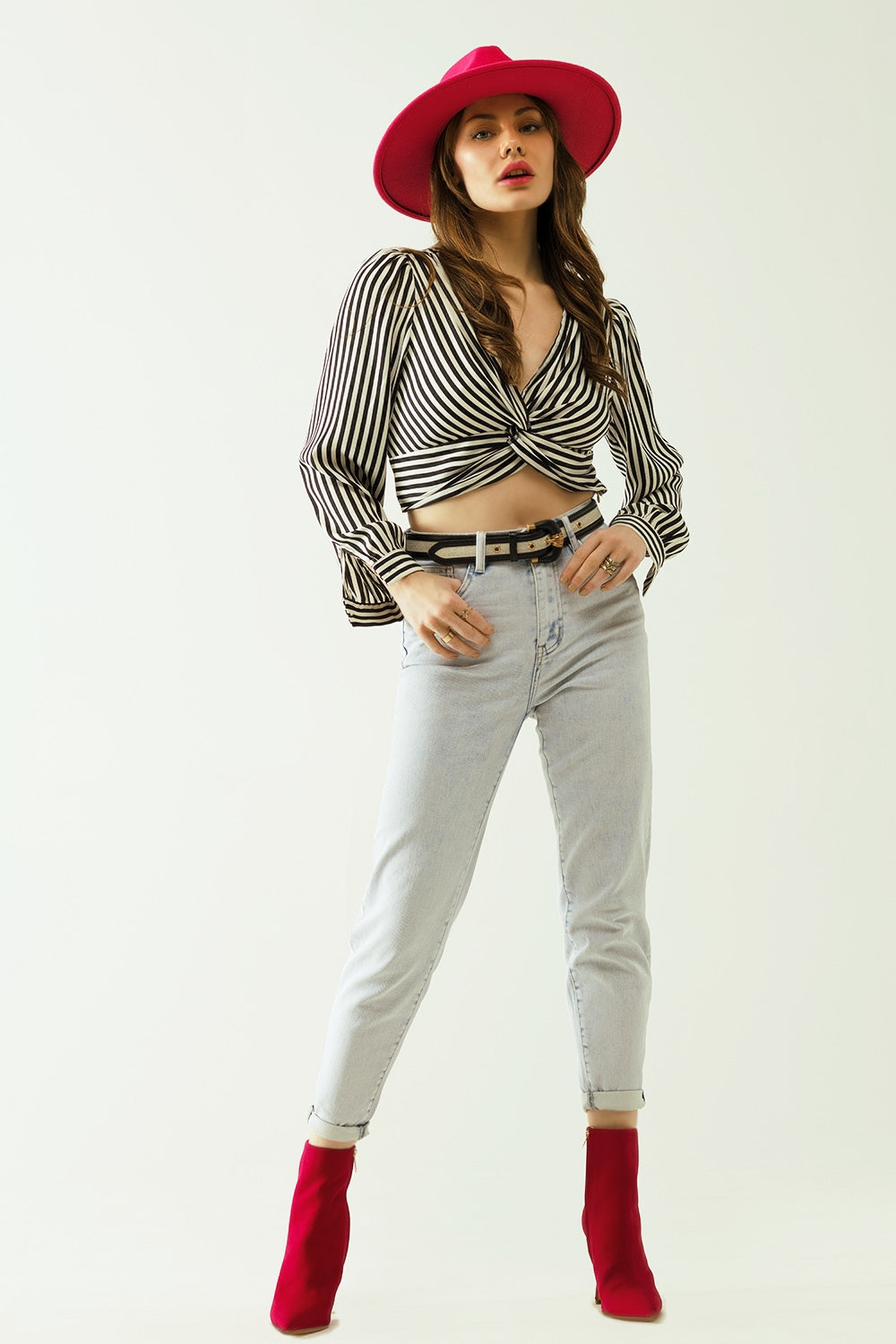 Ριγέ Crop Top με V-Λαιμόκοψη και Στριφτή Μπροστινή Όψη
