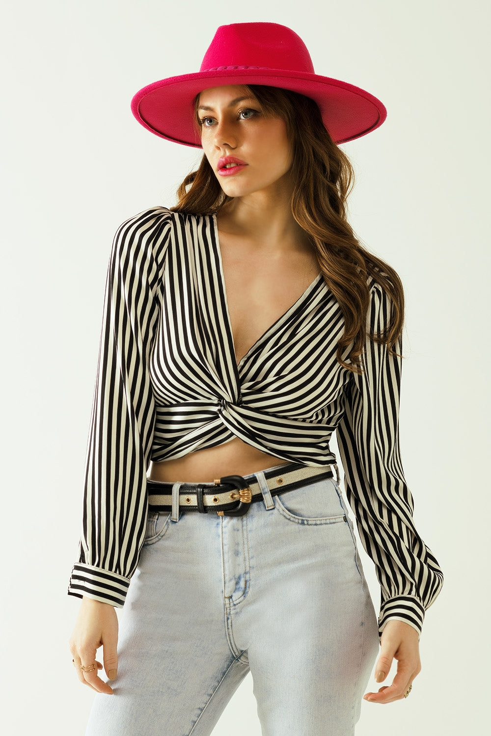 Ριγέ Crop Top με V-Λαιμόκοψη και Στριφτή Μπροστινή Όψη