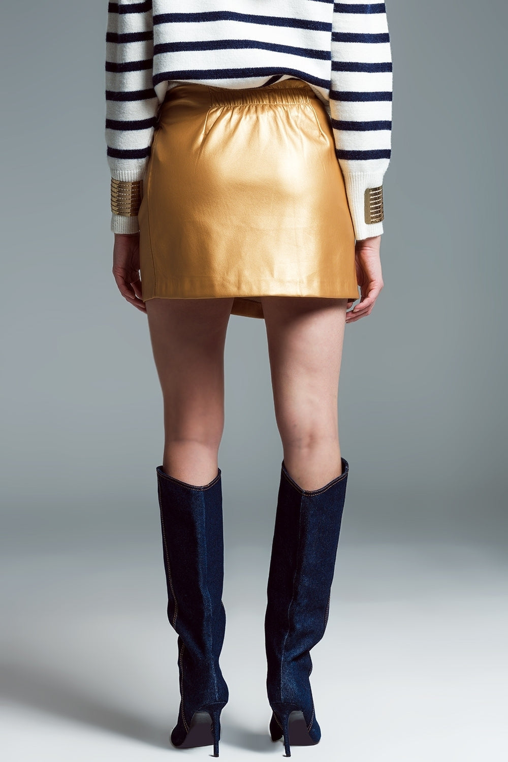 Μίνι φούστα από ψεύτικο δέρμα με φιόγκο στο πλάι σε χρυσό χρώμα